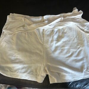 JluxLable linen shorts in cream